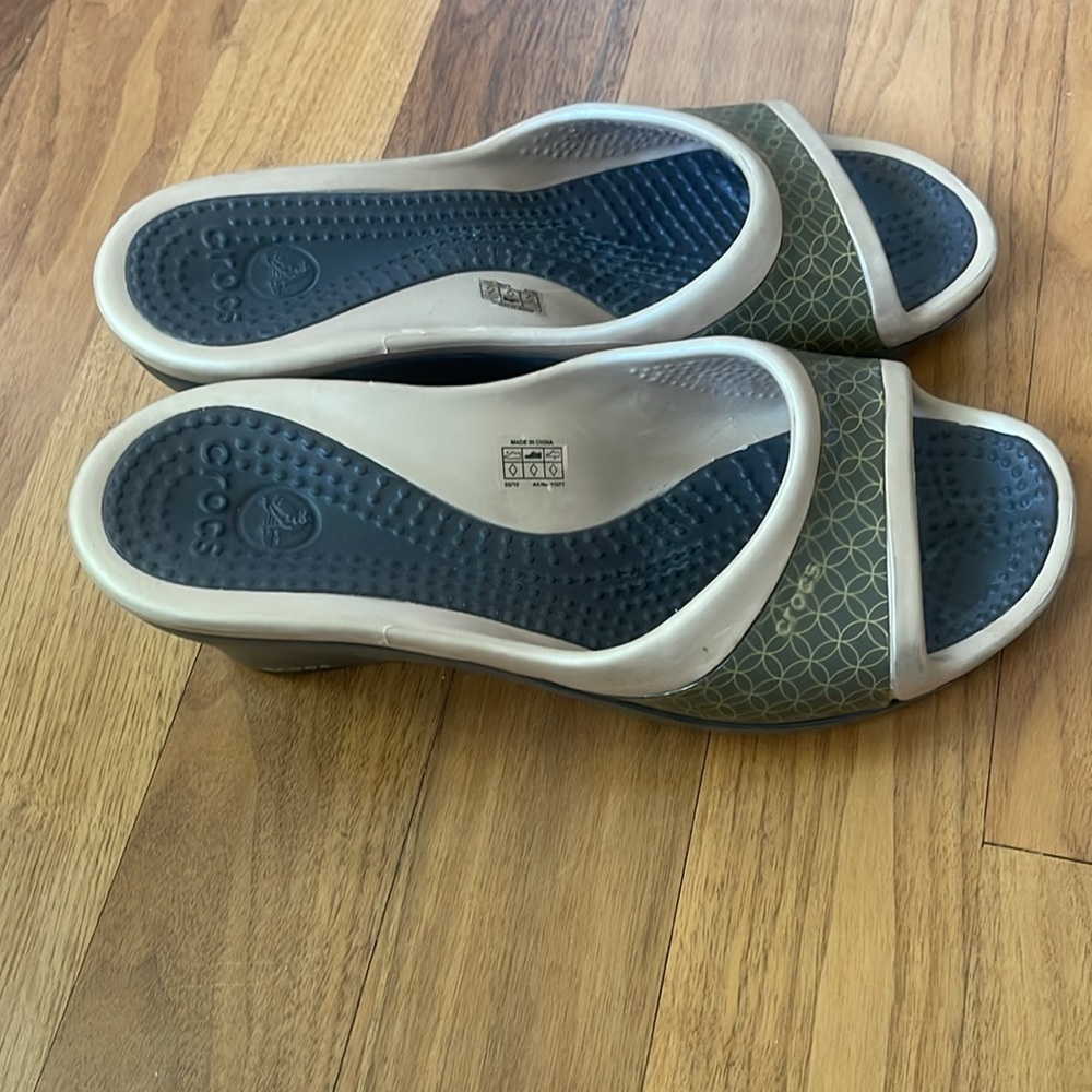 Crocs Wedge Slip On Sandals Olive Green, Tan & Brown Size 9 - Picture 2 of 7
